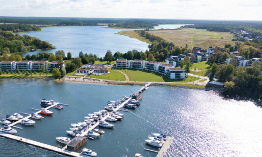 Luftaufnahme des Maremüritz Yachthafen Resorts in Waren (Müritz) zwischen zwei Seen.