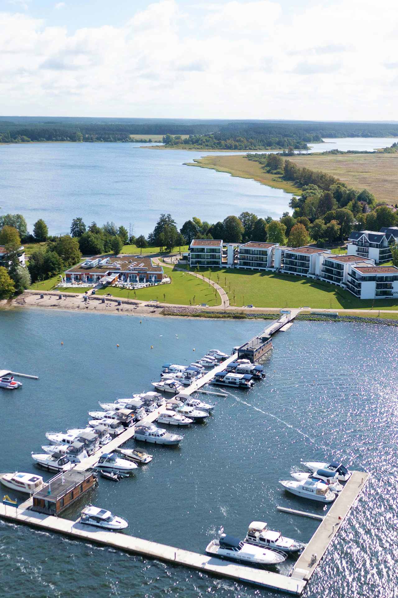Luftaufnahme des Maremüritz Yachthafen Resorts in Waren (Müritz).