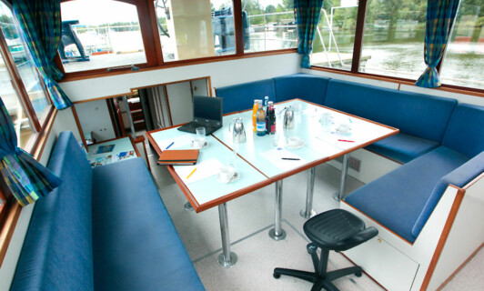 Der große Salon im Kormoran 1500.