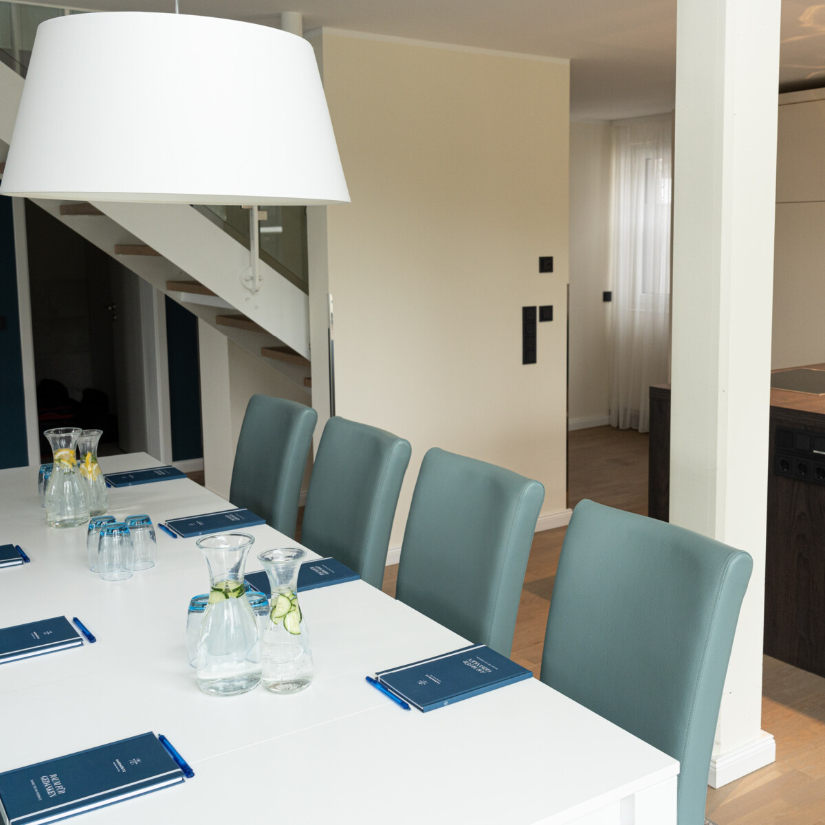 Ein Tisch für eine Tagung im Maremüritz Yachthafen Resort mit einer Küche im Hintergrund.