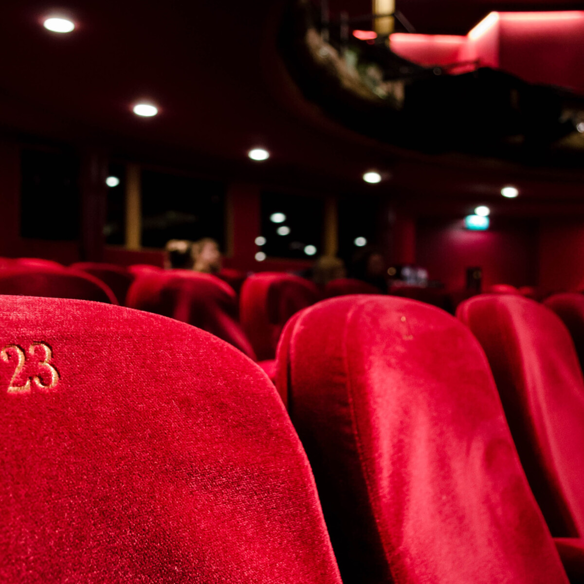 Rote Samtsitze im Theater.