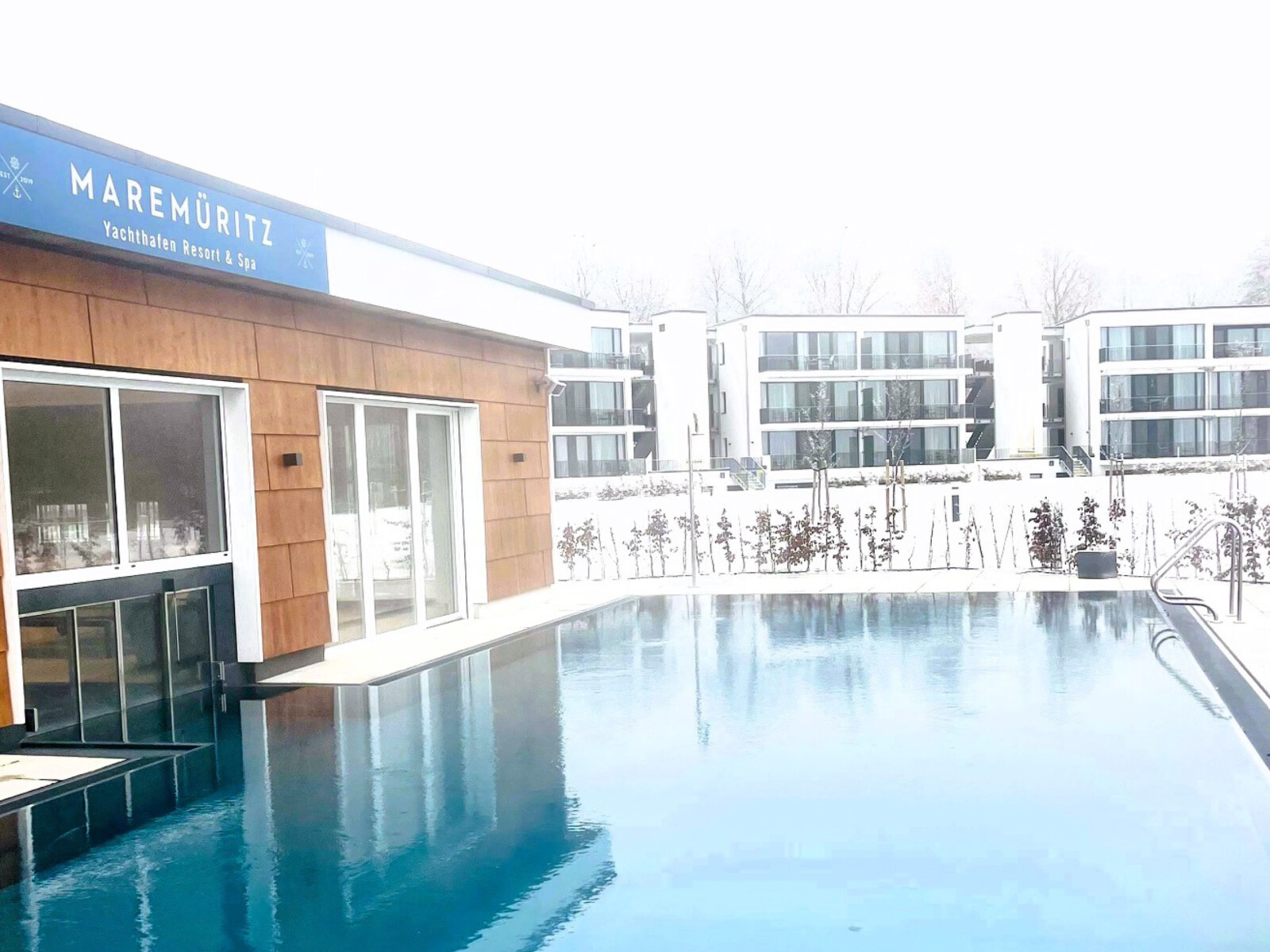 Der Pool mit Leiter im Maremüritz Yachthafen Resort im Winter.