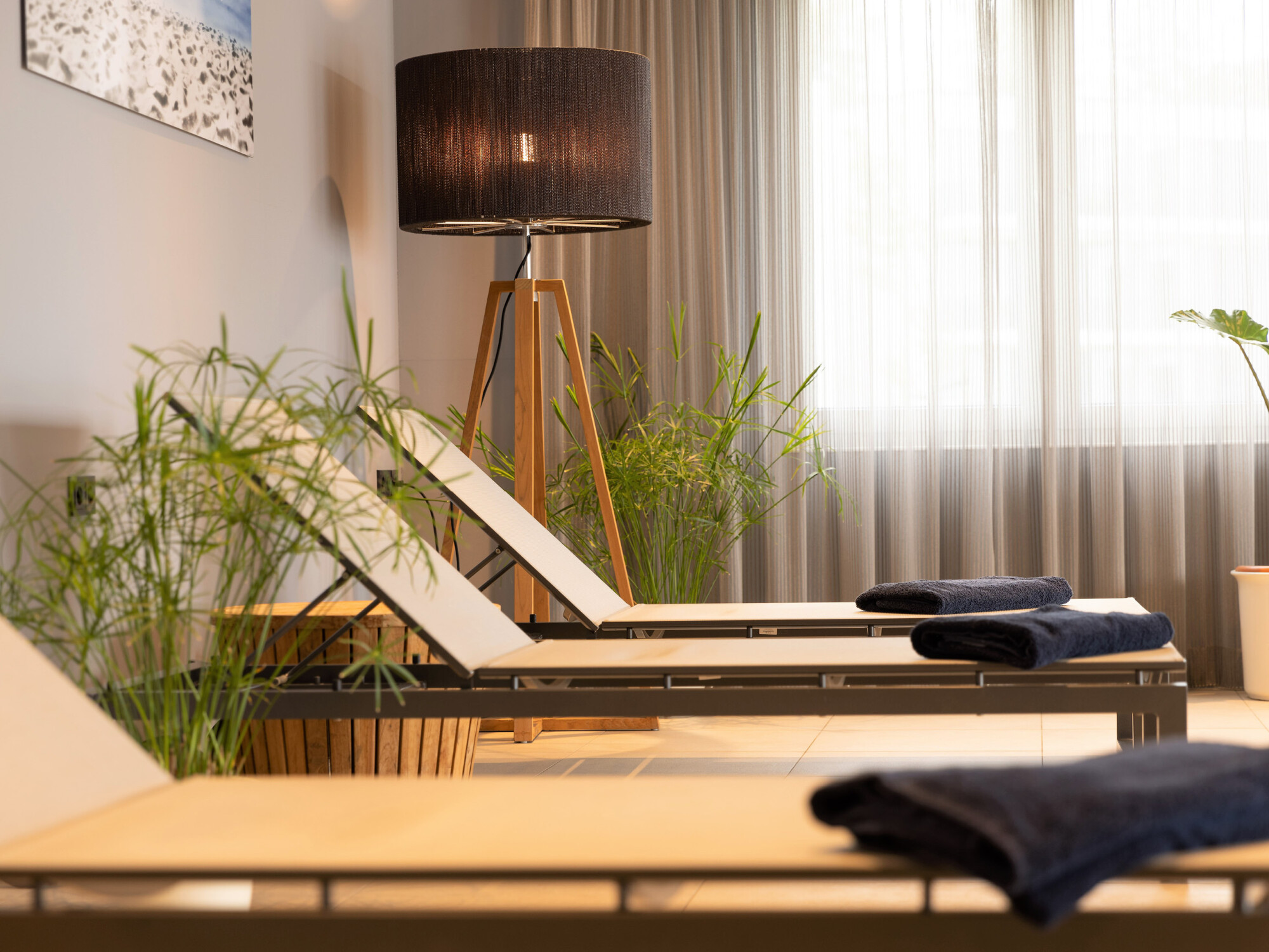 Drei Liegen mit Handtüchern im Spa-Bereich des Maremüritz.