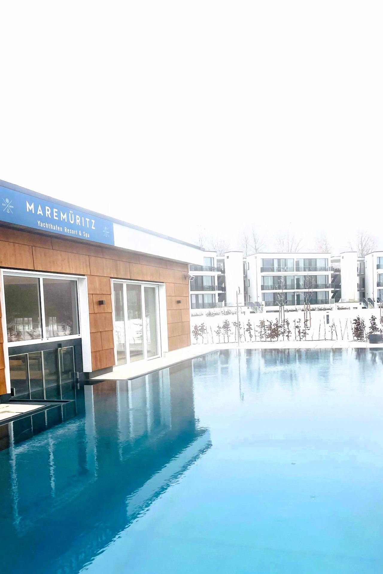 Der Pool im Maremüritz Yachthafen Resort im Winter.