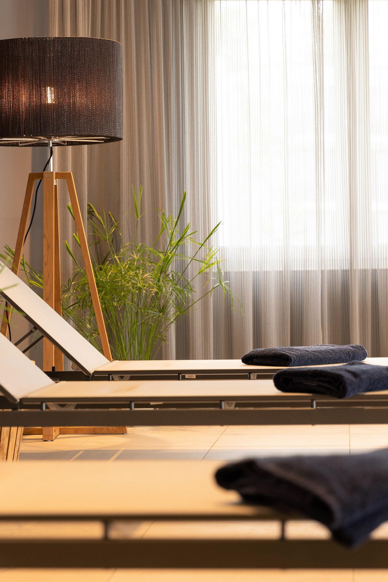Drei Liegen mit Handtüchern und eine Lampe im Spa-Bereich des Maremüritz.