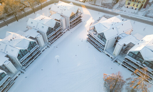 verschneites Maremüritz Wellnesshotel im Winterurlaub Deutschland