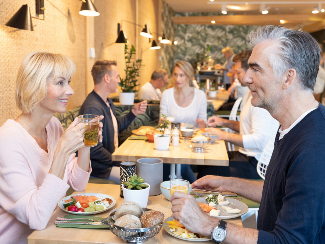 Pärchen beim Frühstücken im Apartmenthotel Maremüritz an der Mecklenburger Seenplatte
