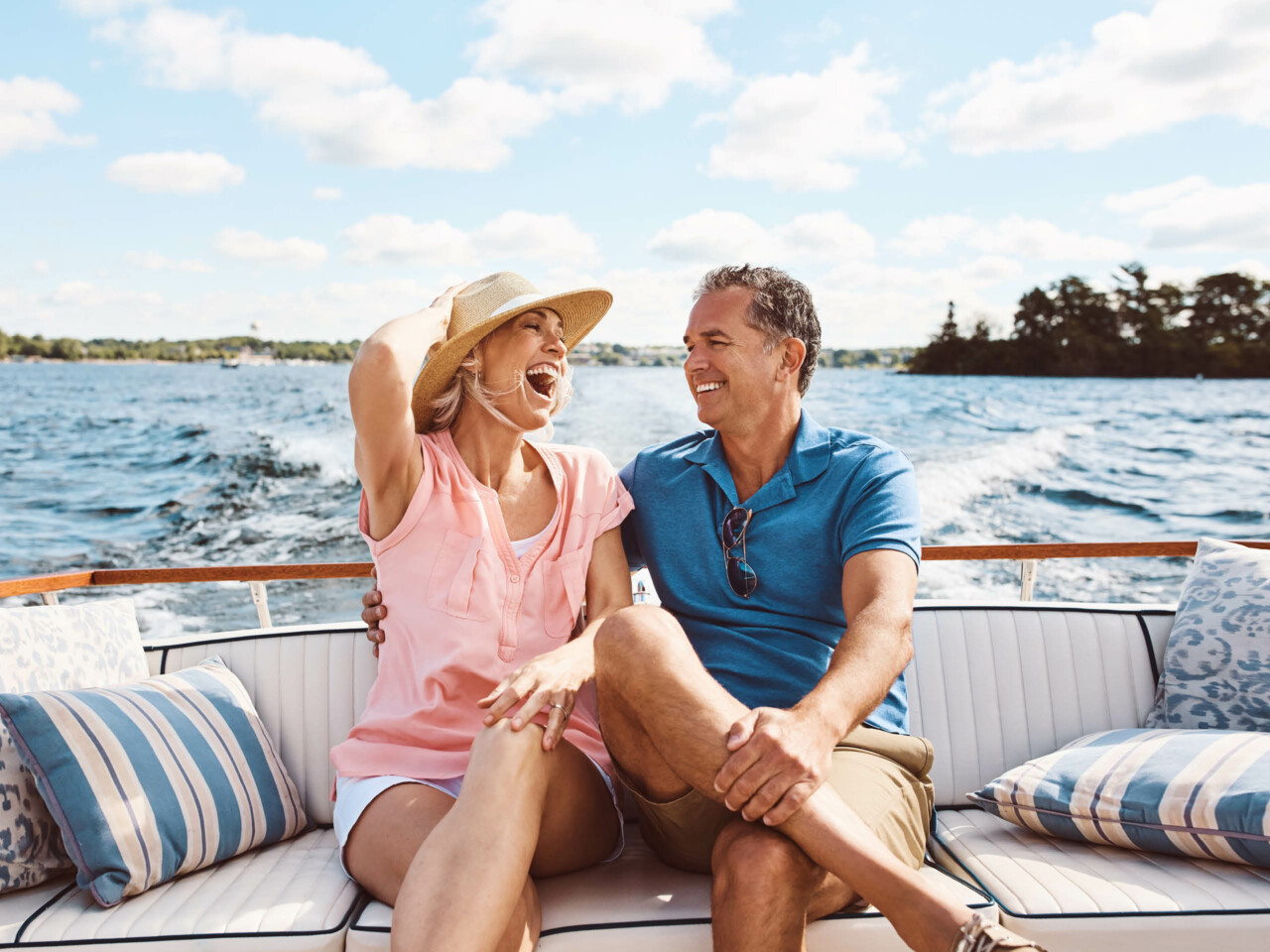 Pärchen auf Speedboot auf dem See im Urlaub an der Müritz