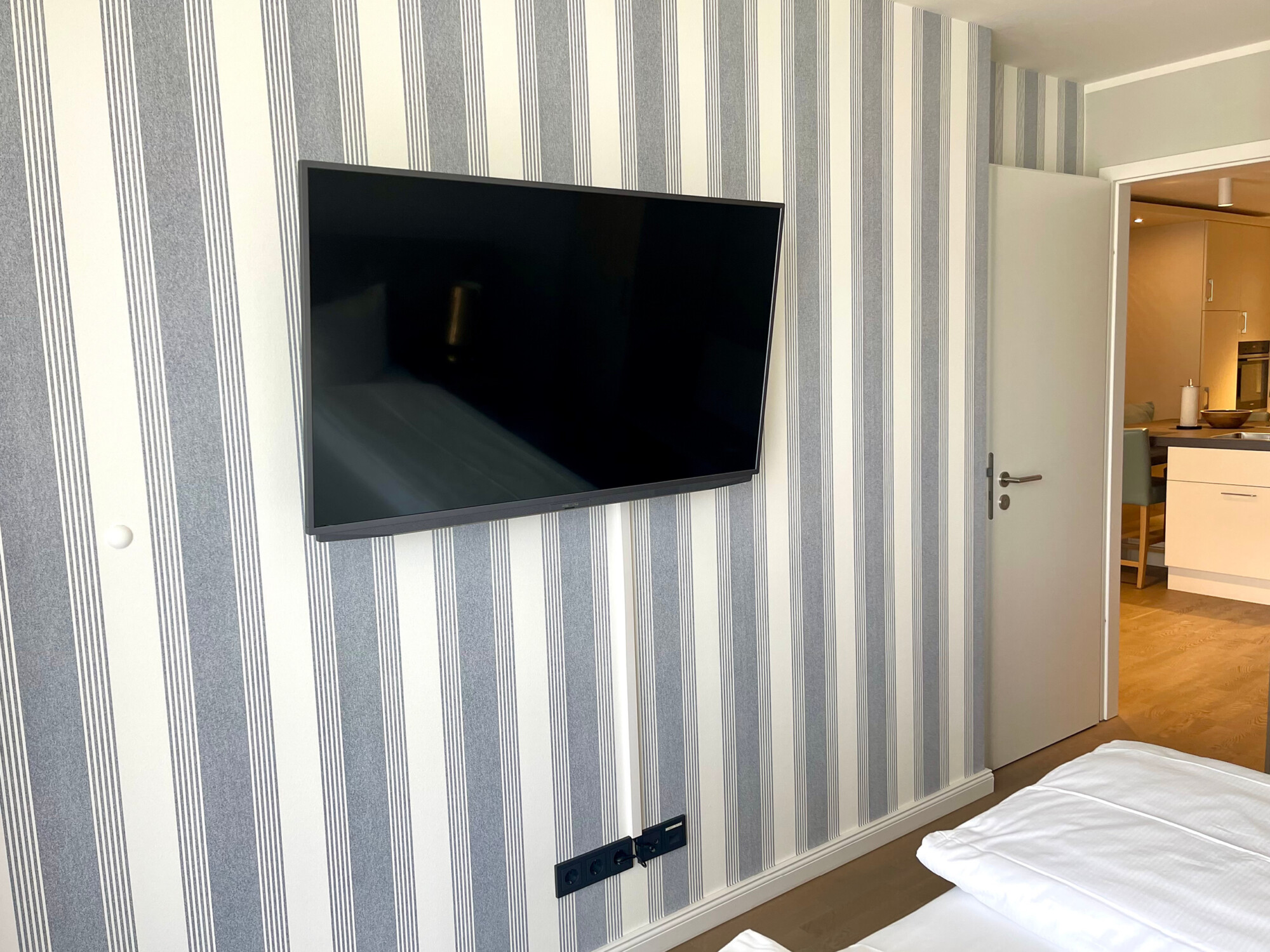 Fernseher im Schlafzimmer von Ferienwohnung Apollo in Waren