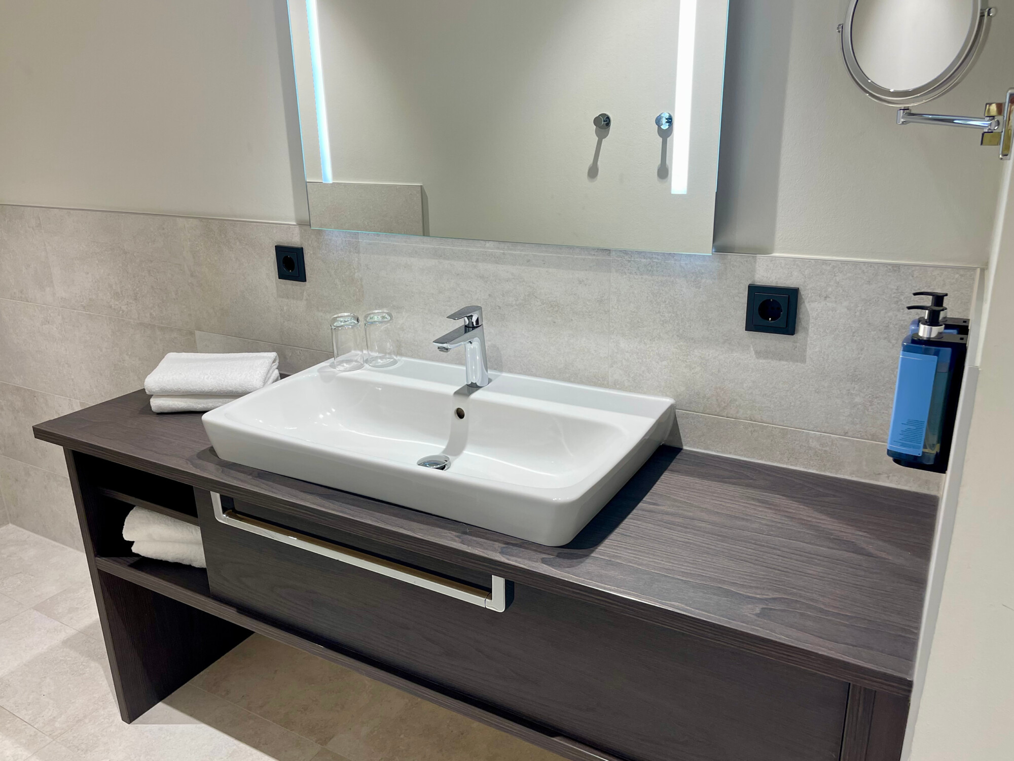 Waschtisch im Badezimmer der Ferienwohnung Apollo an der Müritz