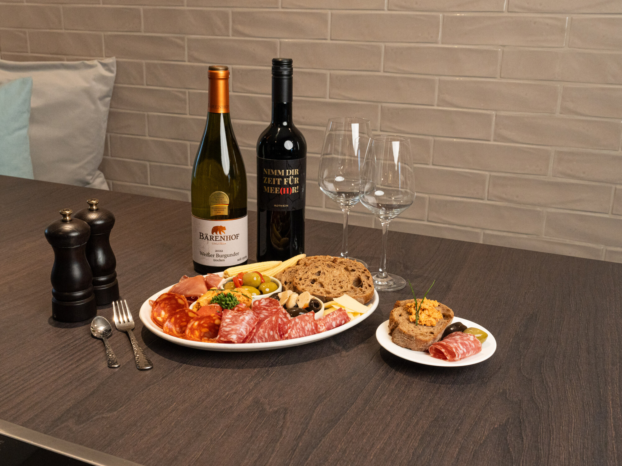 Tapas Teller und Wein