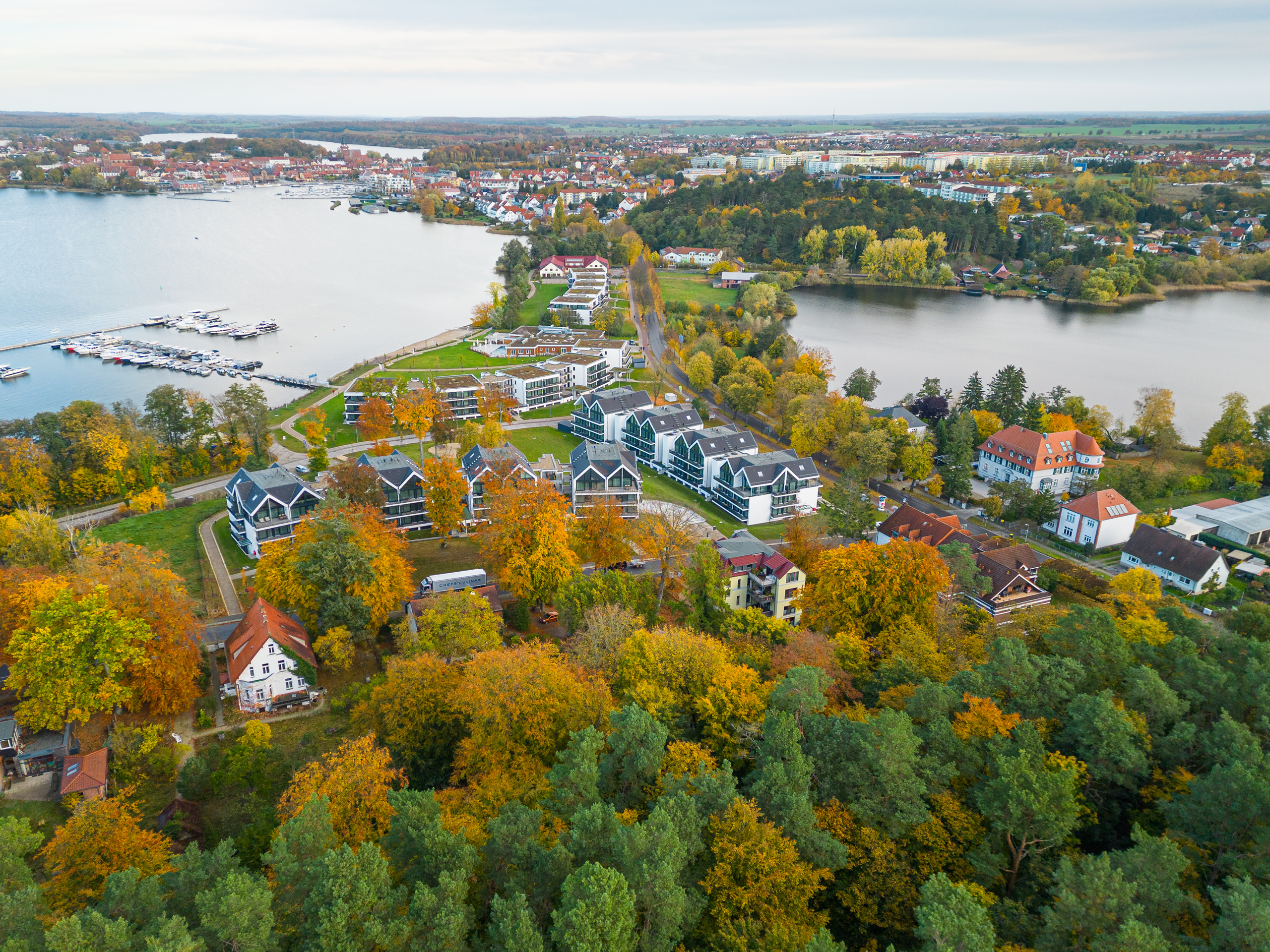 Luftaufnahme auf das herbstliche Maremüritz Aparthotel an der Müritz