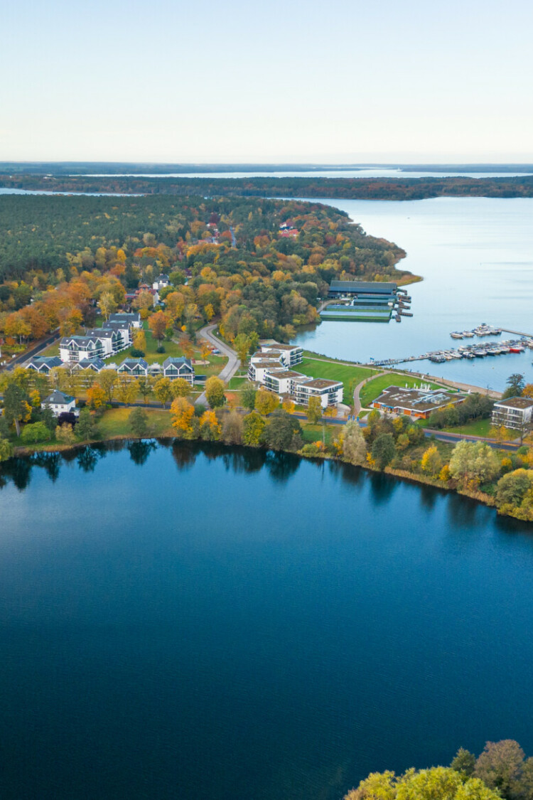Herbstliche Luftaufnahme von Maremüritz Aparthotel in Waren