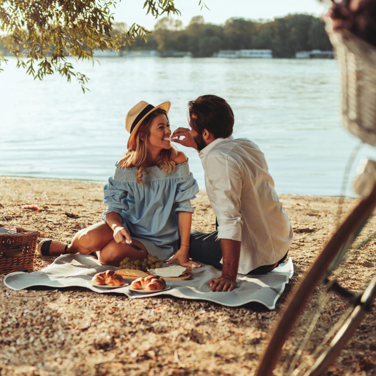 Pärchen beim Picknicken am Strand - Urlaub in Waren an der Müritz