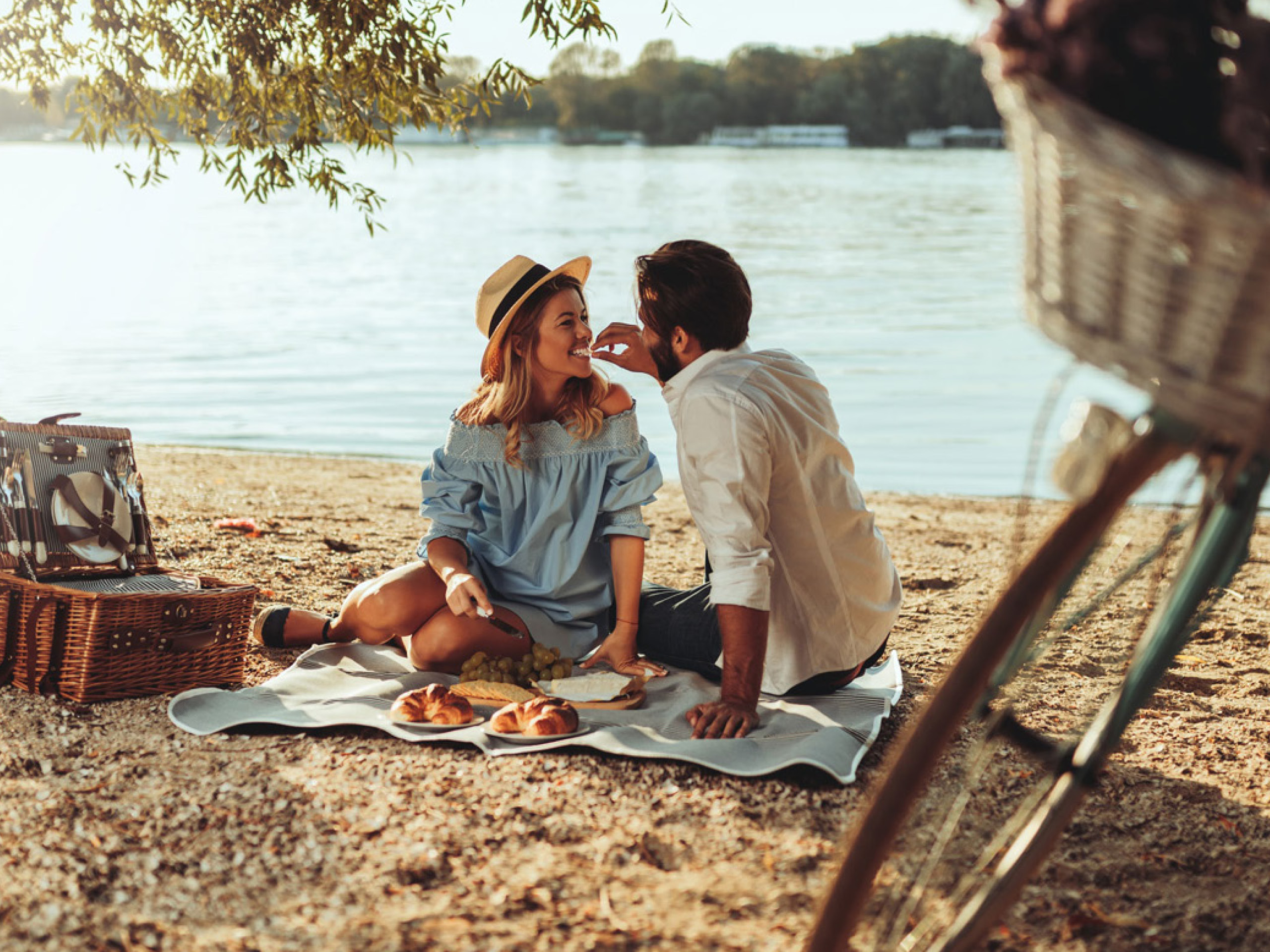 Pärchen beim Picknicken am Strand - Urlaub in Waren an der Müritz