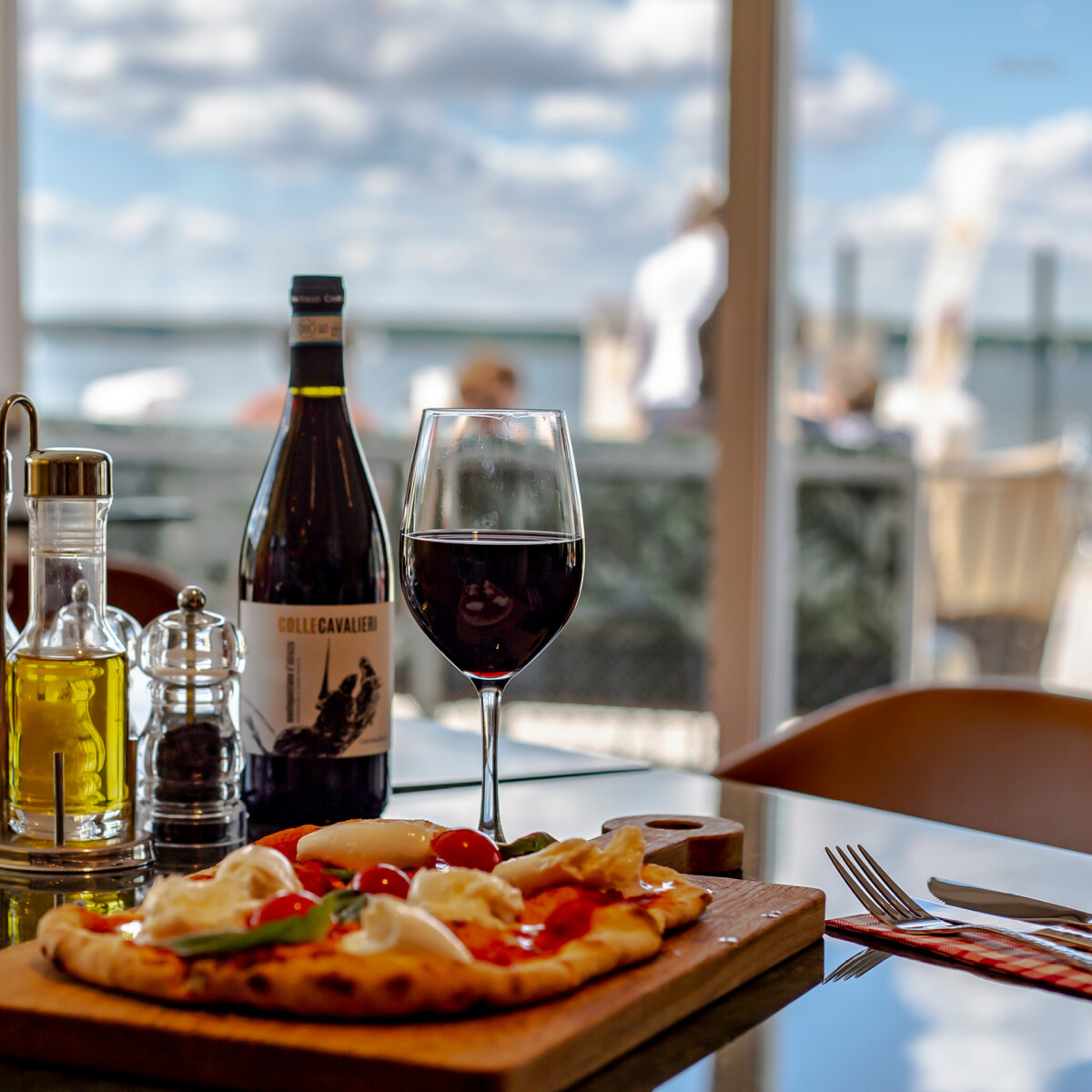 Pizza und Rotwein im Restaurant Bella Riva Waren