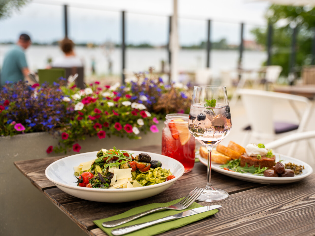 Sommerliche Pasta auf der Terrasse des Restaurant Bella Riva in Waren