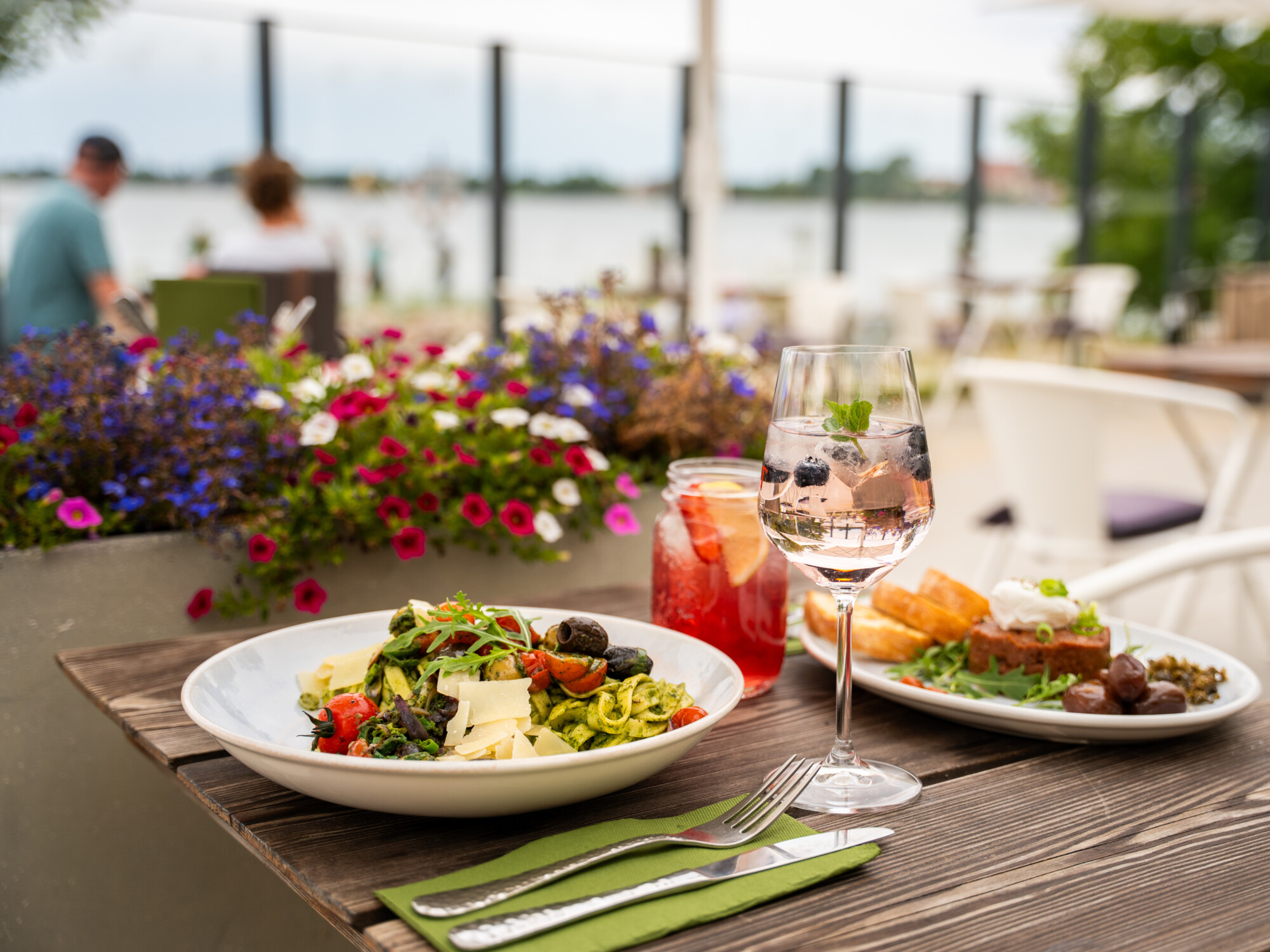 Sommerliche Pasta auf der Terrasse des Restaurant Bella Riva in Waren