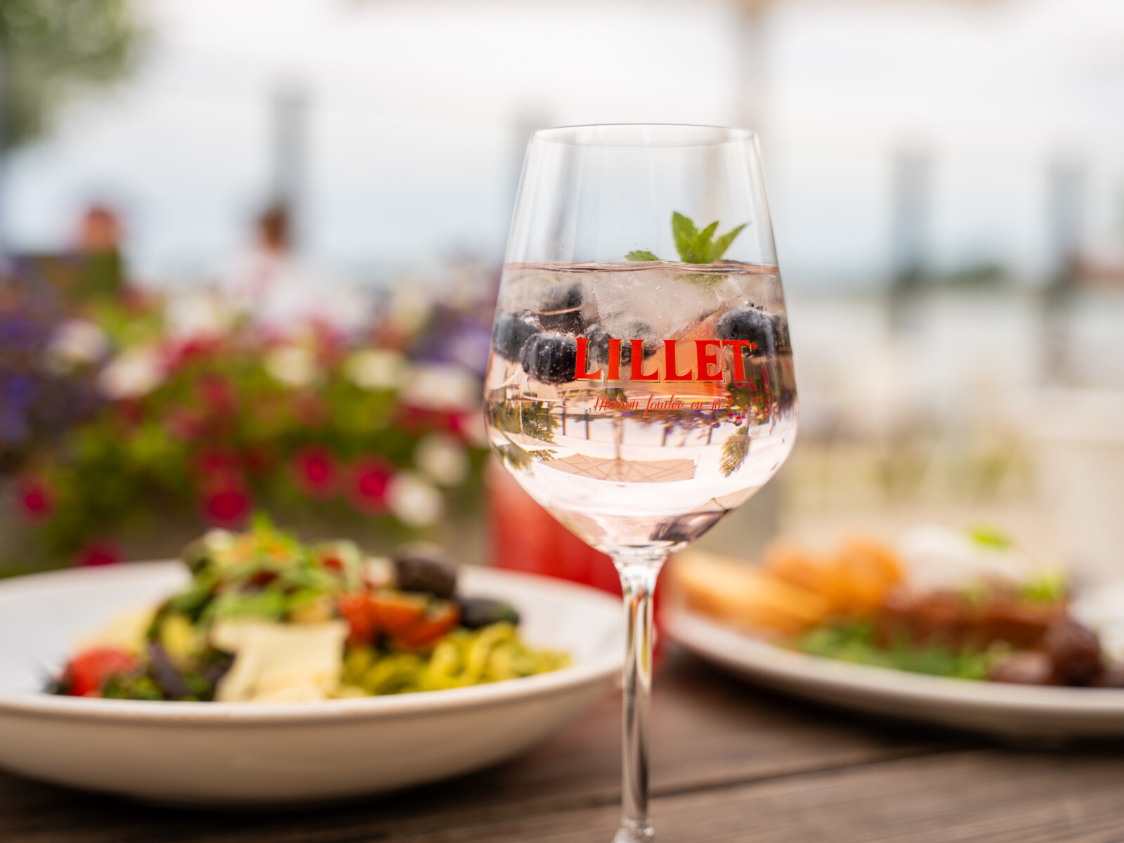 Lillet trinken auf der Terrasse des Restaurant Bella Riva in Waren