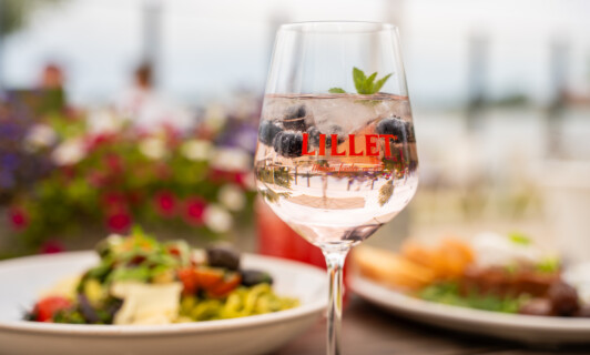 Lillet trinken auf der Terrasse des Restaurant Bella Riva in Waren