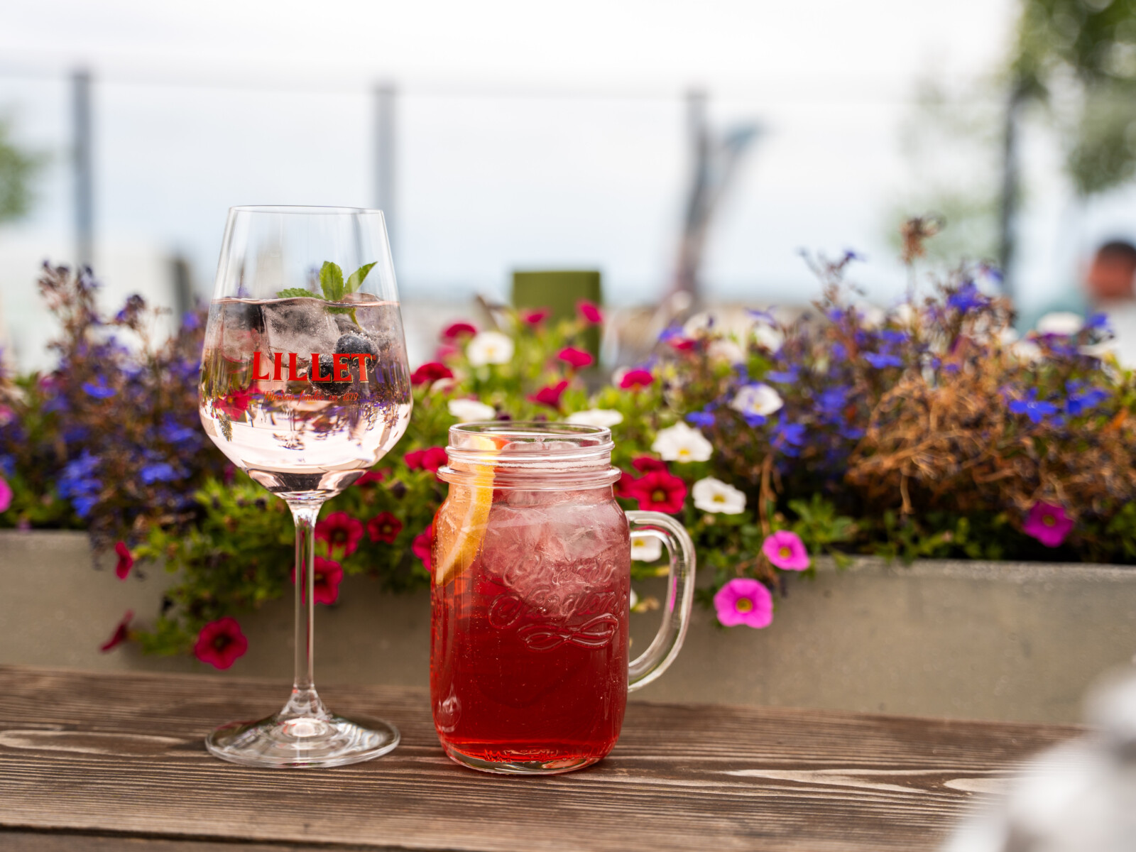 Lillet trinken auf der Terrasse des Restaurant Bella Riva in Waren