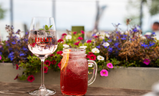 Lillet trinken auf der Terrasse des Restaurant Bella Riva in Waren
