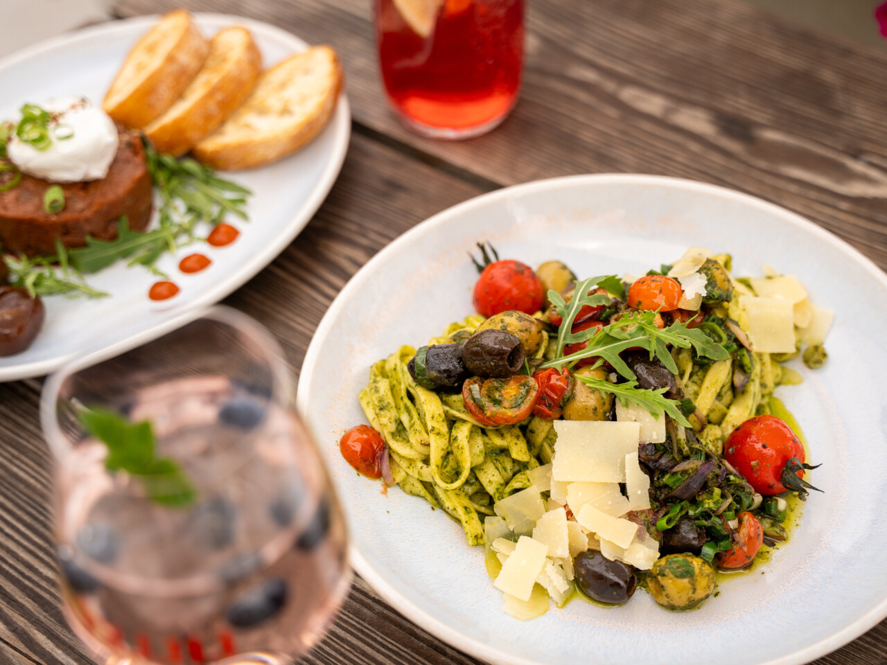 Sommerliche Pesto Tomaten Pasta im Restaurant Bella Riva in Waren