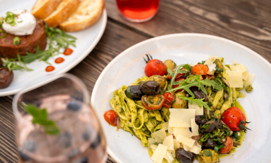 Sommerliche Pesto Tomaten Pasta im Restaurant Bella Riva in Waren
