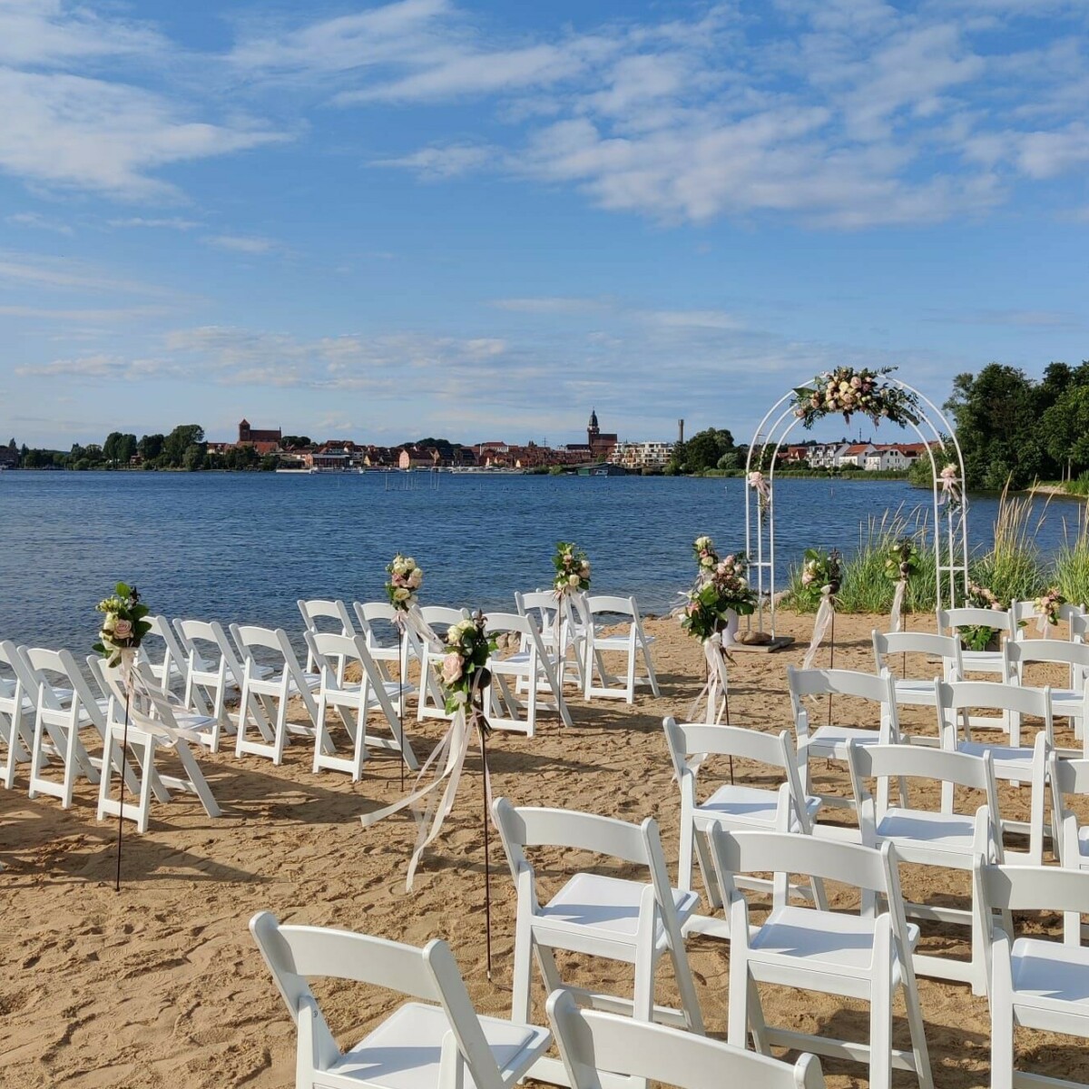 Hochzeitslocation am Strand im Maremüritz Yachthafen Resort in Waren