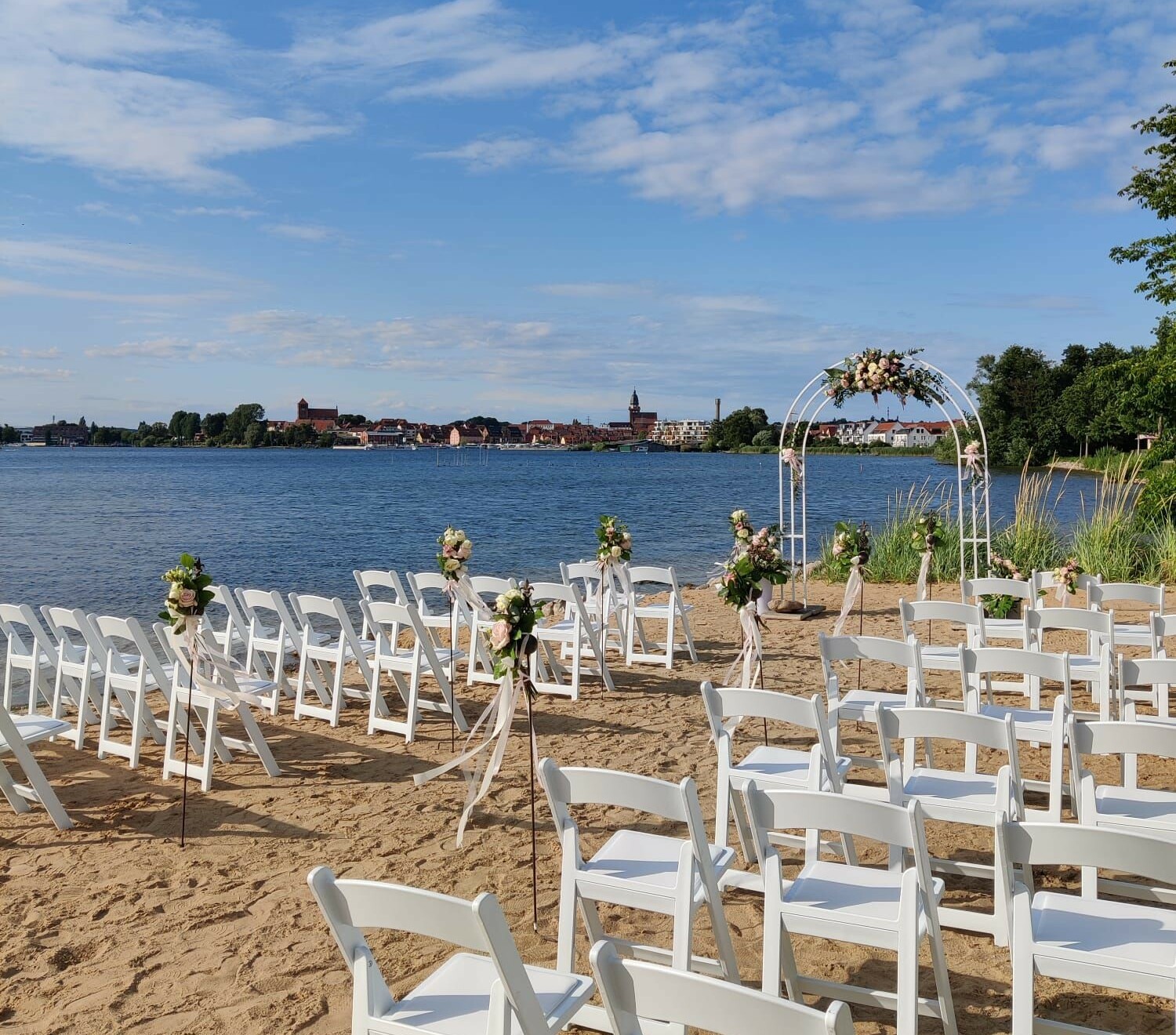Hochzeitslocation am Strand im Maremüritz Yachthafen Resort in Waren